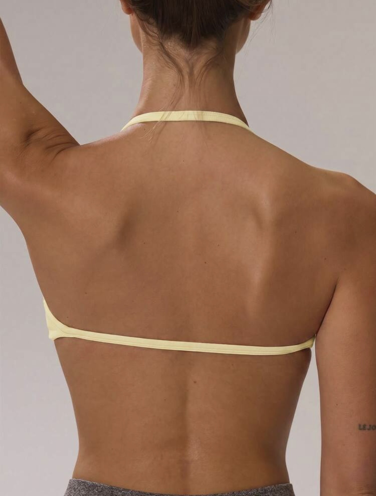 Bikini top amarillo pastel · foto 2 de 2